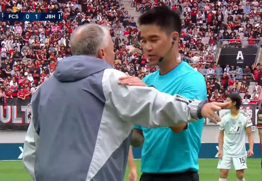 Seoul - Jeonbuk 0-2 » Să mai zică Dan de VAR! Petrescu își salvează postul cu o victorie decisivă, într-un meci de totul sau nimic