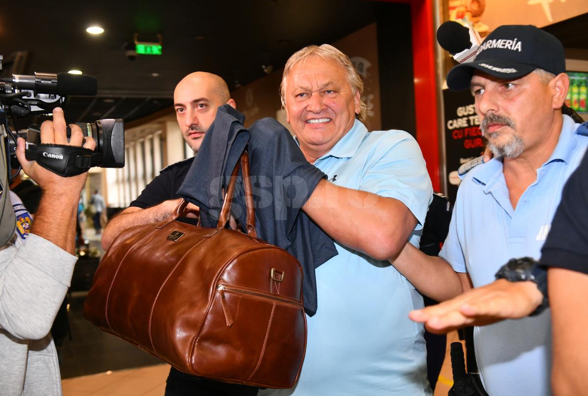 Sosire Dănuț Lupu. Fostul internațional a fost preluat de polițiști pe aeroportul din Otopeni