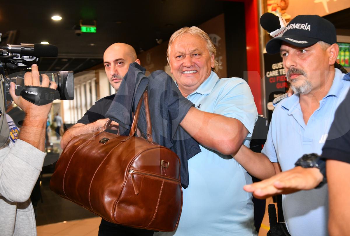 Sosire Dănuț Lupu. Fostul internațional a fost preluat de polițiști pe aeroportul din Otopeni