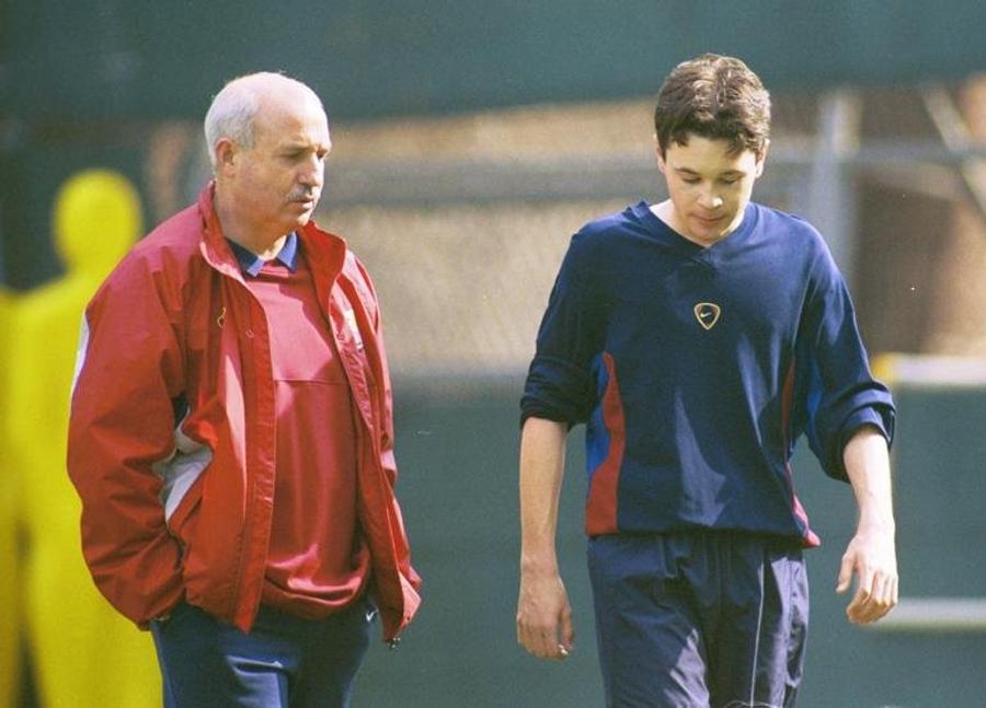 În 2001, la cererea lui Lorenzo Serra Ferrer, Andrés Iniesta a început să se antreneze cu prima echipă a Barcelonei / Foto: X Here we go! RETRO INI-ES-TAN imortal!