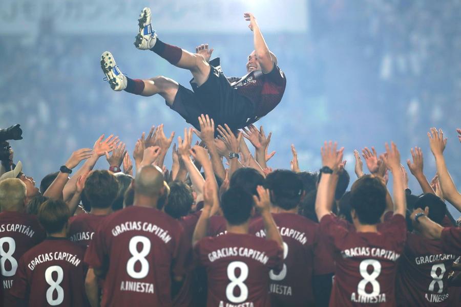 Colegii de la Vissel Kobe l-au aruncat în sus pe căpitanul lor, după ultimul său meci în Japonia, pe teren propriu în J1 League, 1-1 cu Hokkaido Consadole Sapporo / Foto: Imago INI-ES-TAN imortal!