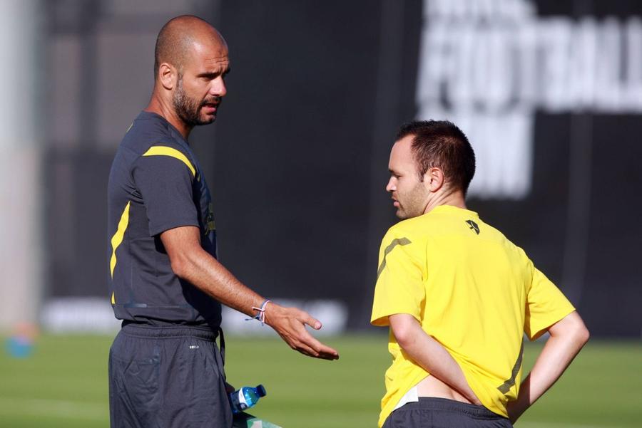 Profesorul Pep Guardiola și elevul Andres Iniesta, la un antrenament din iulie 2011, în presezonul Barcelonei / Foto: Imago INI-ES-TAN imortal!