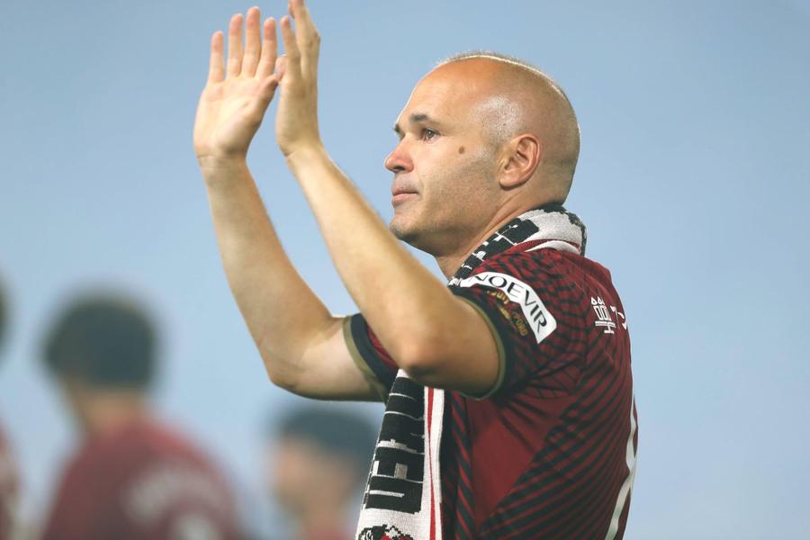Andres Iniesta a plâns și la despărțirea de fanii niponi ai lui Vissel Kobe pe 8 (tot OPT) august 2023 / Foto: Imago INI-ES-TAN imortal!