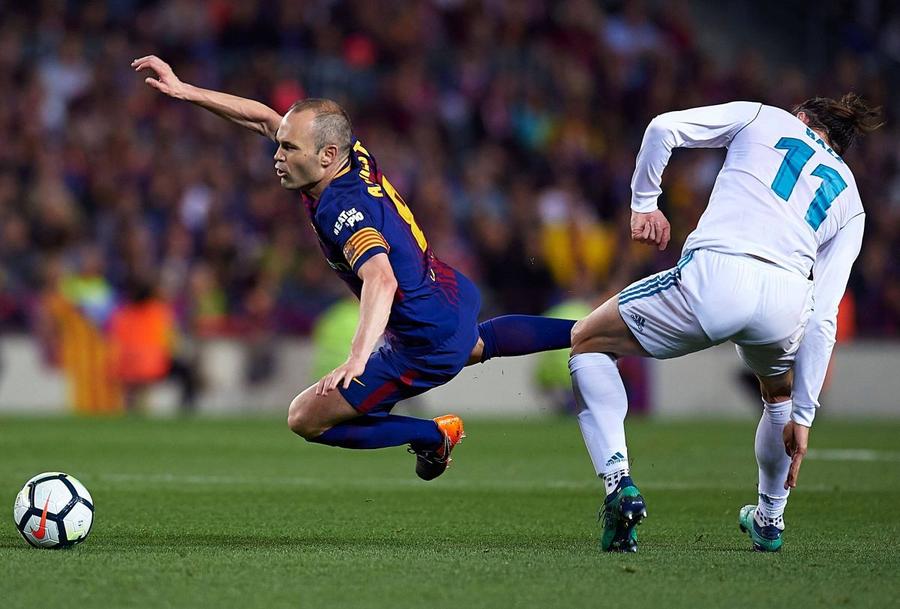 Andres Iniesta (în duel cu Gareth Bale), la ultimul său El Clasico, pe 6 mai 2018, 2-2 pe Camp Nou. A jucat 58 de minute atunci în tricoul Barcelonei / Foto: Imago INI-ES-TAN imortal!