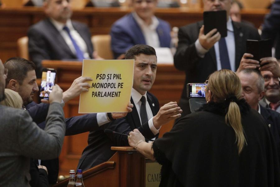 „Spuneți-ne, sunteți omul lui Vladimir Putin?” » „Ultrasul”-candidat GEORGE SIMION, dialog fără mănuși cu Ovidiu Ioanițoaia: „Mai degrabă am luat bătăi decât am dat! Puneți întrebări mai bune ca Andreea Esca”