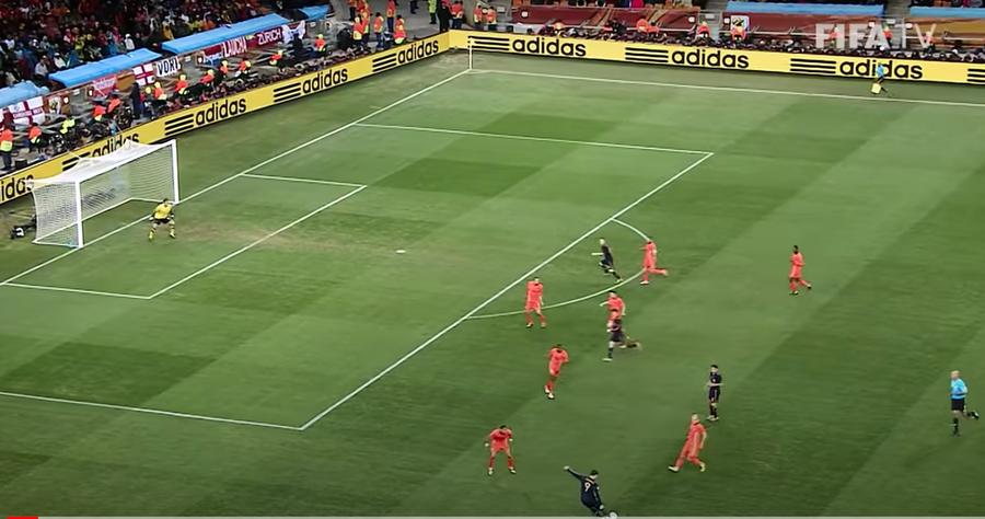 Pasa dată, la limita ofsaidului, de către rezerva Cesc Fabregas, l-a pus în dublă dificultate pe Rafael van der Vaart, depășit fiind de Andres Iniesta / Foto: captură TV INI-ES-TAN imortal!