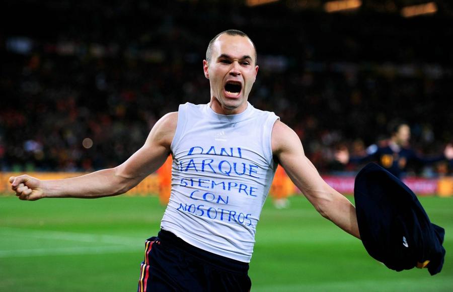 Dedicația de suflet făcută de Iniesta lui Dani Jarque, căpitanul lui Espanyol răpus de un stop cardiac pe teren, cu 11 luni înainte ca Andres să decidă finala CM 2010 / Foto: Imago INI-ES-TAN imortal!