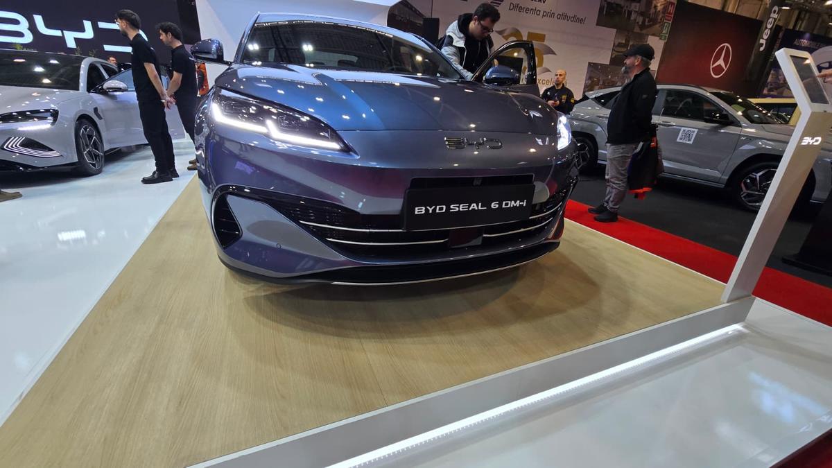 BYD a prezentat la Salonul Auto București modelele din noua generație » Ce este inovatorul sistem hibrid DM-i și cât costă