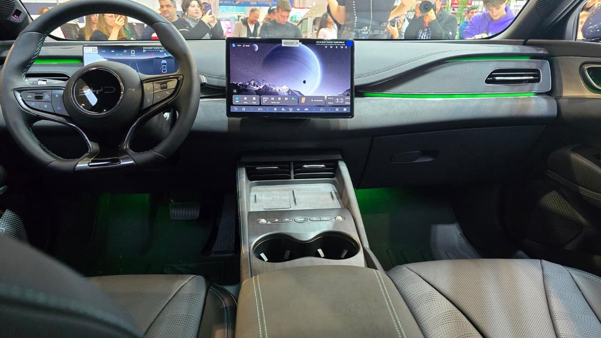 BYD a prezentat la Salonul Auto București modelele din noua generație » Ce este inovatorul sistem hibrid DM-i și cât costă
