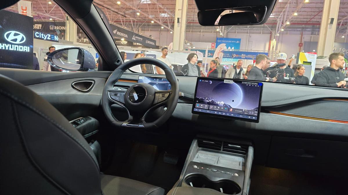 BYD a prezentat la Salonul Auto București modelele din noua generație » Ce este inovatorul sistem hibrid DM-i și cât costă
