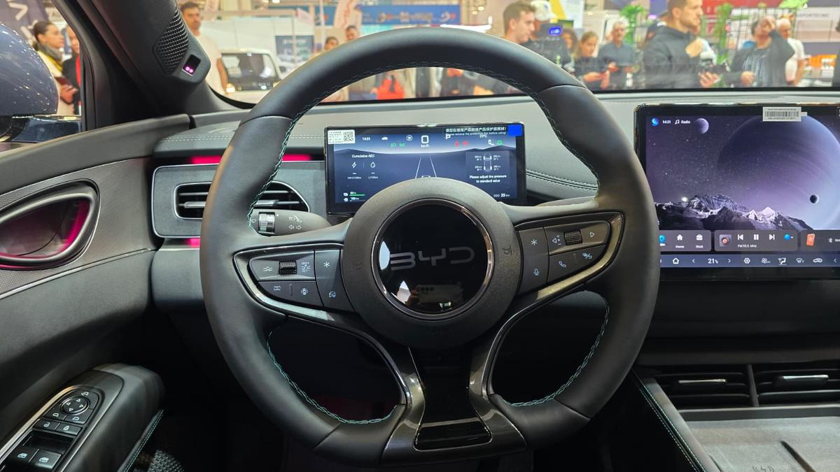 BYD a prezentat la Salonul Auto București modelele din noua generație » Ce este inovatorul sistem hibrid DM-i și cât costă