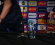 3 momente tensionate cu Mircea Lucescu în conferință » Cât pe ce să cadă, a vrut să încheie prematur, la final provocator: „Știți de ce fac asta?”
