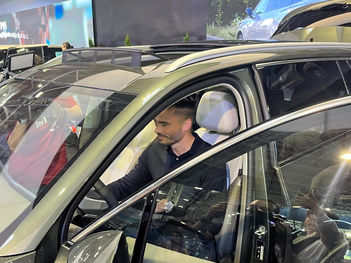 FCSB, în frunte cu Reghecampf, la Salonul Auto București » „Eu sunt cel mai bun șofer! Dacă luăm titlul...”