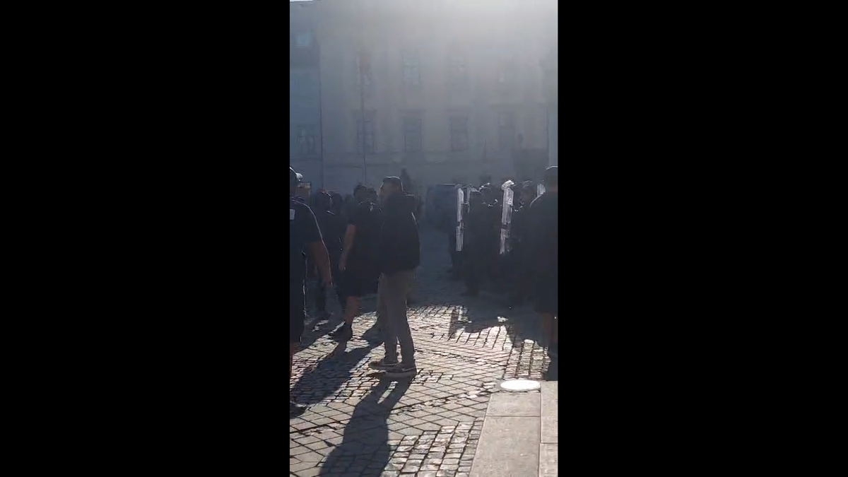 „Chemați întăriri!” » Incidente grave în Sibiu, în apropierea a două licee, înainte de Poli Timișoara - Steaua