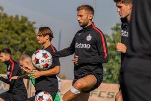 Cu piciorul bandajat, Denis Drăguș a revenit la antrenamente » Ce plan are FCSB cu el și când ar putea juca din nou