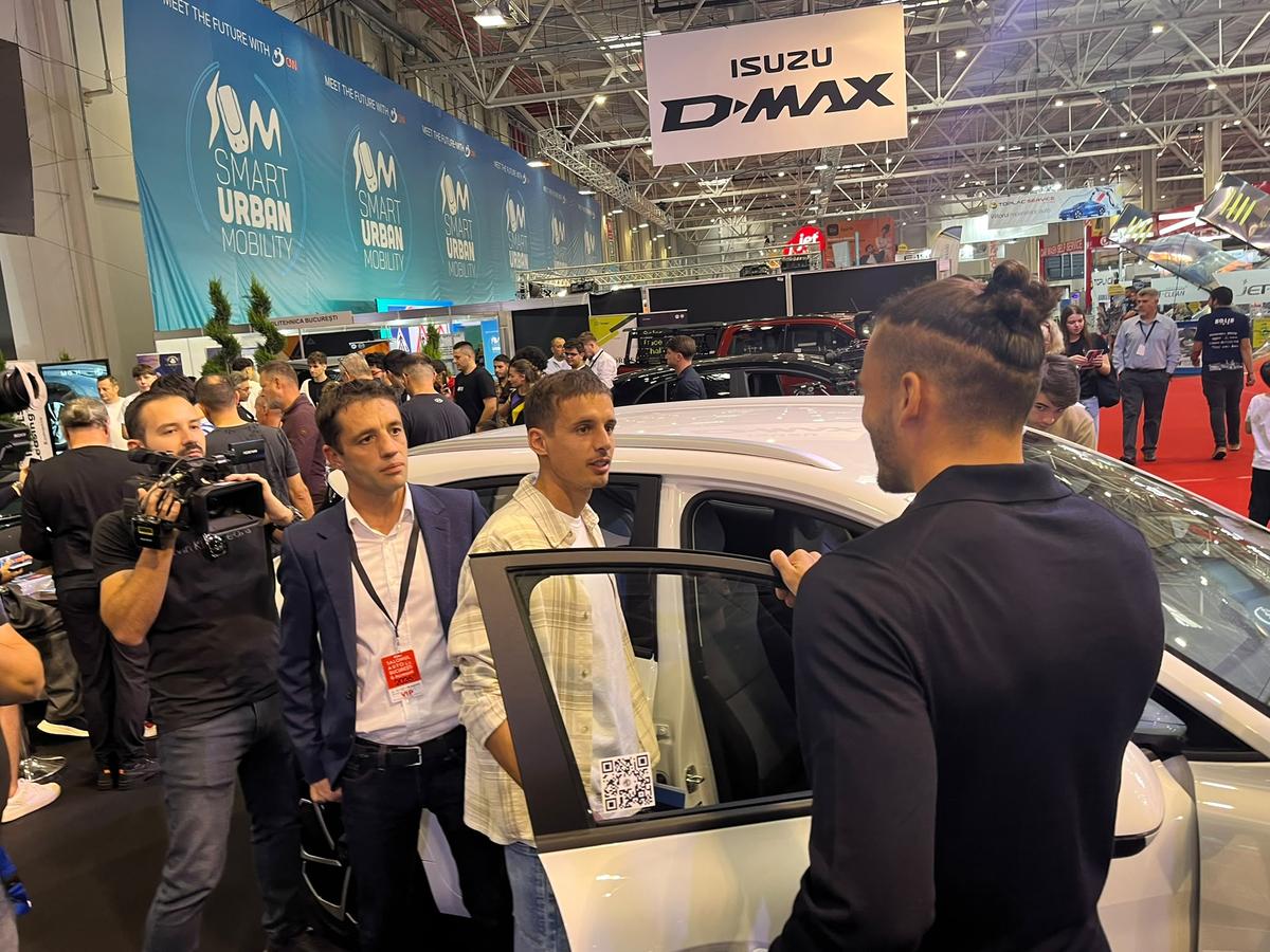 FCSB, în frunte cu Reghecampf, la Salonul Auto București » „Eu sunt cel mai bun șofer! Dacă luăm titlul...”