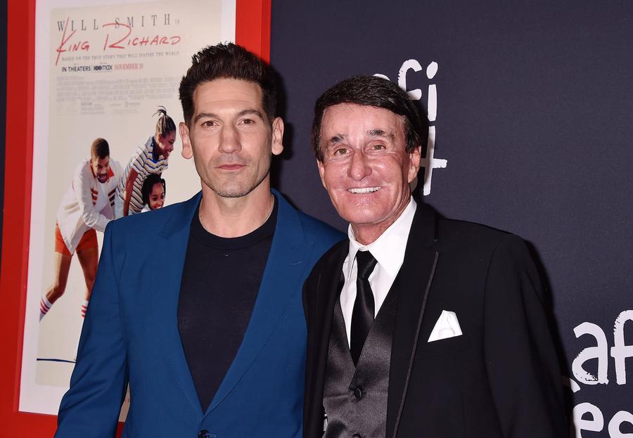 Rick Macci (dreapta), alături de Jon Bernthal, actorul care l-a portretizat în filmul „King Richard”, despre surorile Williams/Foto: Getty Images Un antrenor celebru, impresionat de Carlos Alcaraz: „Dacă rămâne sănătos, va câștiga peste 20 de titluri de Grand Slam”