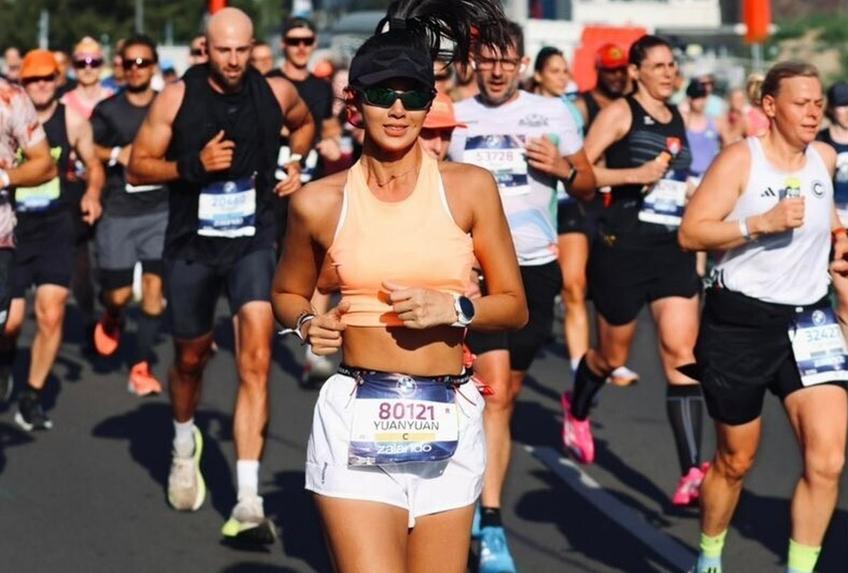 Sun Yuanyuan (30 de ani), o celebră creatoare de conținut de fitness din China, a recunoscut că a parcurs o parte din Maratonul Berlinului pe bicicletă.