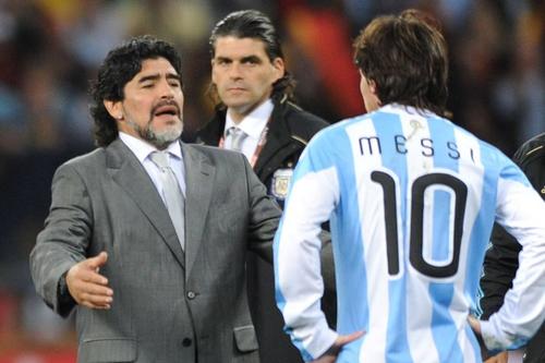 Alejandro Mancuso (mijloc), implicat în scandalul diplomelor false de antrenor // foto: imago images