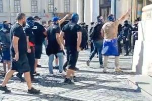 Prăpăd pe străzile din Sibiu » Galeria Stelei a început să arunce cu obiecte în jandarmi: „Chemați întăriri!”