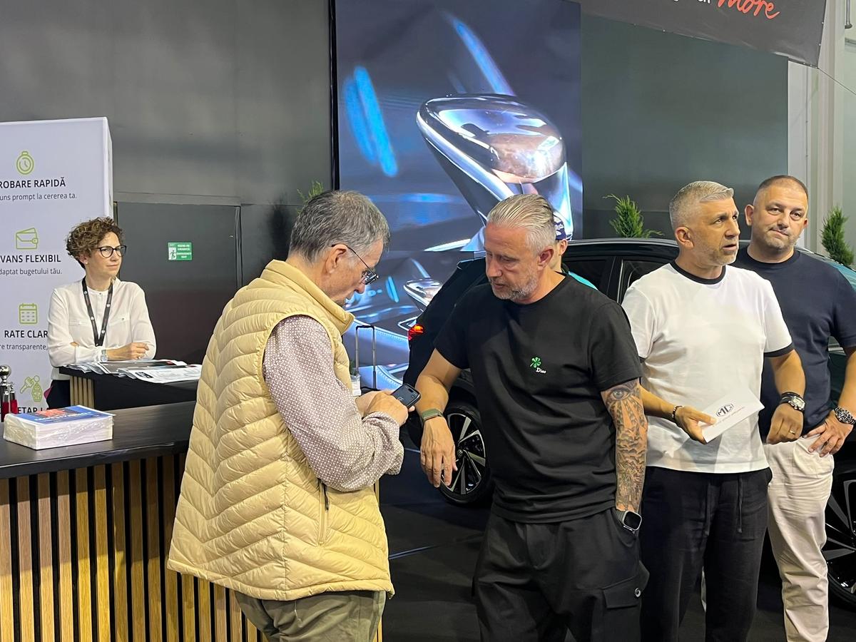 FCSB, în frunte cu Reghecampf, la Salonul Auto București » „Eu sunt cel mai bun șofer! Dacă luăm titlul...”