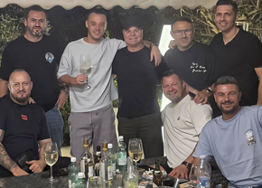 Rușini stropite cu vin » Șefii și selecționerul României, party cu alcool acasă la Nicu Gheară, în Ibiza. Când vine demiterea