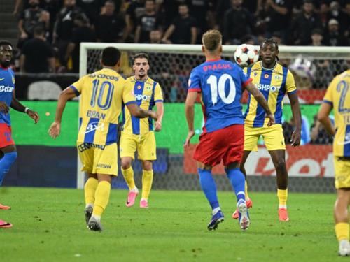 Dan Nlundulu (față în față cu Drăguș) a impresionat la Petrolul Foto: Sport-pictures.eu