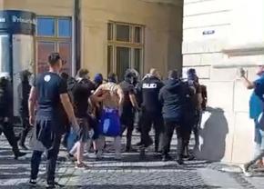 „Chemați întăriri!” » Teroare în centrul Sibiului, steliștii au distrus tot ce au prins în cale, în apropierea a două licee!
