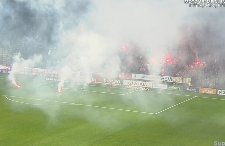 Torțe la CFR Cluj - U Cluj / FOTO: Captură TV @Prima Sport 1
