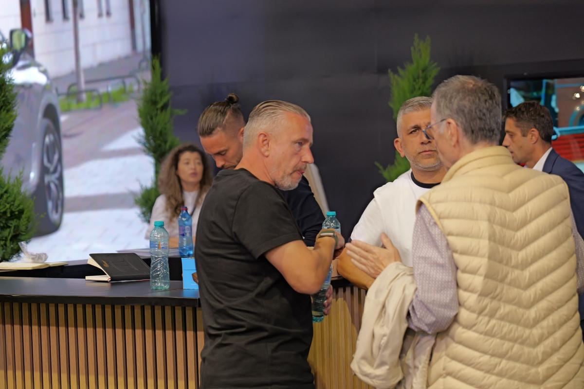 FCSB, în frunte cu Reghecampf, la Salonul Auto București » „Eu sunt cel mai bun șofer! Dacă luăm titlul...”