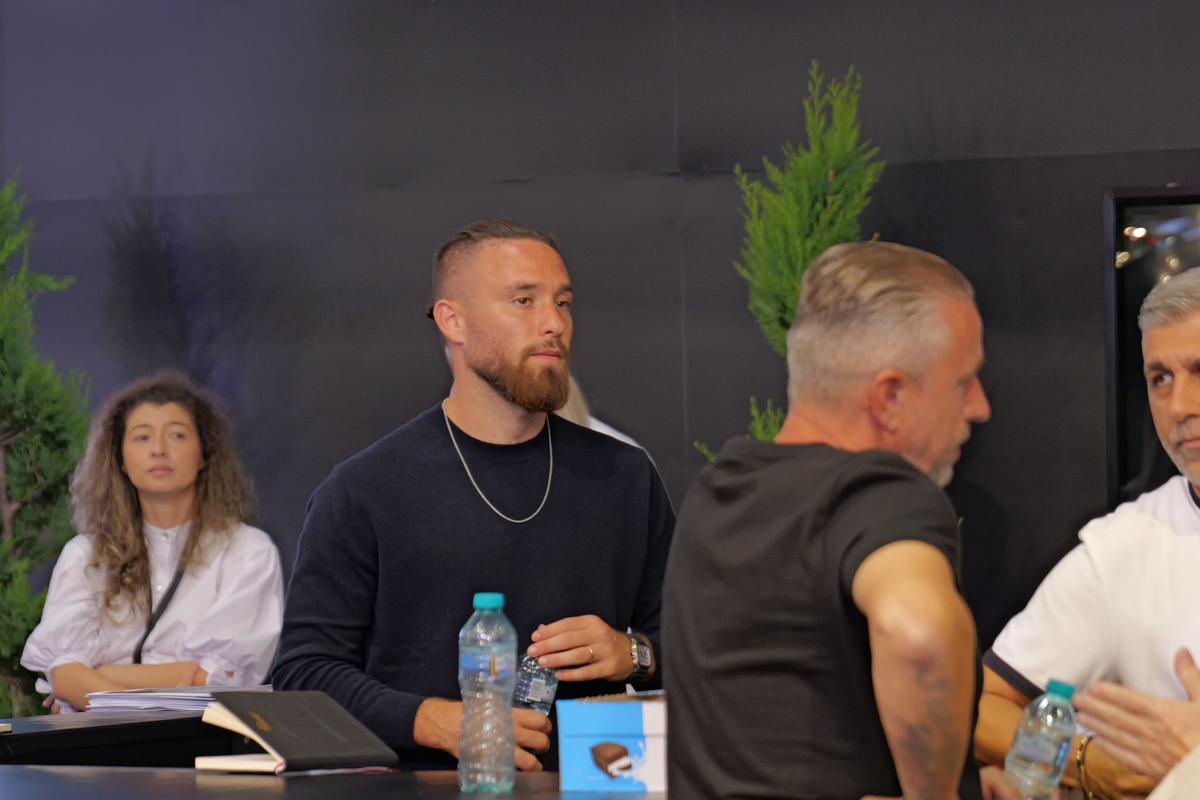 FCSB, în frunte cu Reghecampf, la Salonul Auto București » „Eu sunt cel mai bun șofer! Dacă luăm titlul...”