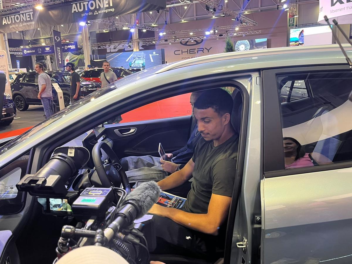 FCSB, în frunte cu Reghecampf, la Salonul Auto București » „Eu sunt cel mai bun șofer! Dacă luăm titlul...”
