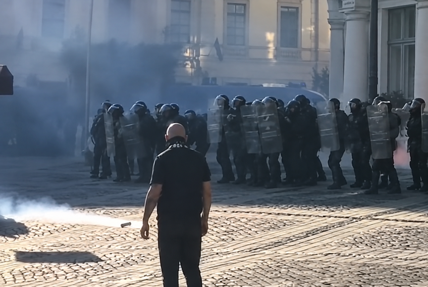 Steliștii au sărit să se bată cu timișorenii. A urmat apoi un conflict cu jandarmii, sub privirile trecătorilor îngroziți și a liceenilor care trebuiau să iasă de la ore / FOTO: Instagram @casualromania2
