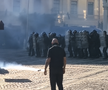 Steliștii au sărit să se bată cu timișorenii. A urmat apoi un conflict cu jandarmii, sub privirile trecătorilor îngroziți și a liceenilor care trebuiau să iasă de la ore / FOTO: Instagram @casualromania2