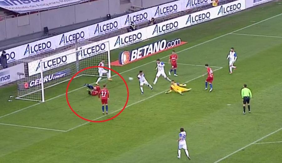 Cum s-a ferit Sergiu Buș de minge la șutul lui Man // FOTO: Captură TV Telekom Sport Ilie Dumitrescu s-a amuzat pe seama unui jucător de la FCSB: „A fost faza serii!” » Ulterior l-a criticat : „Nu pot să înțeleg!”