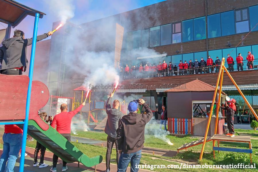 FOTO. Fanii lui Dinamo au venit să-i încurajeze pe jucători înainte de meciul cu Viitorul! Ce au făcut „câinii” în fața hotelului