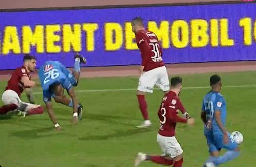 În minutul 68 al meciului dintre Academica Clinceni și Rapid, la 2-2, Claudiu Belu (28 de ani), fundașul dreapta al giuleștenilor, a avut o intrare inexplicabilă.