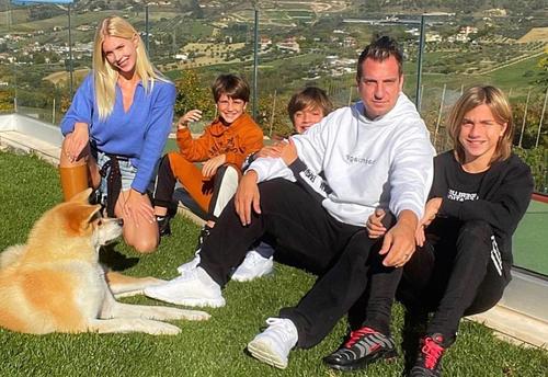 Daniela, Maxi, Valentino, Benedicto și Constantino
Lopez
