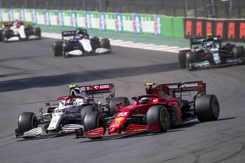 Antonio Giovinazzi (#99), în duel cu Carlos Sainz pentru locul 6 // foto: Imago Images