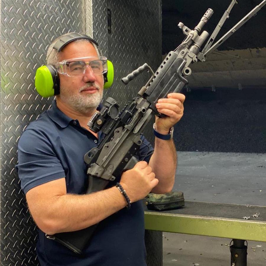Sorin Constantinescu, pasionat de arme Drama unui bărbat care a pierdut totul într-un cazinou din București și a rămas cu un măr: „Venea cu Rolls, a jucat la ruletă zeci de milioane de euro. Ajunsese să miroasă. Tragic”