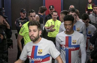 Gerard Pique, scandal cu arbitrul la ultimul meci pentru Barcelona » A fost eliminat în tunel!