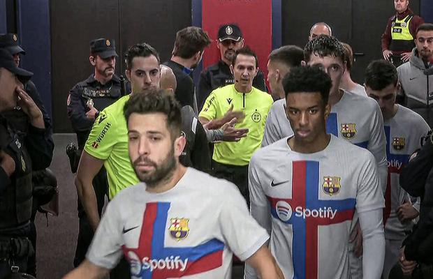 Gerard Pique, scandal cu arbitrul la ultimul meci pentru Barcelona » A fost eliminat în tunel!