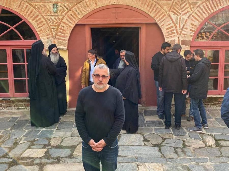 Sorin Constantinescu, în vizită la mânăstire Drama unui bărbat care a pierdut totul într-un cazinou din București și a rămas cu un măr: „Venea cu Rolls, a jucat la ruletă zeci de milioane de euro. Ajunsese să miroasă. Tragic”