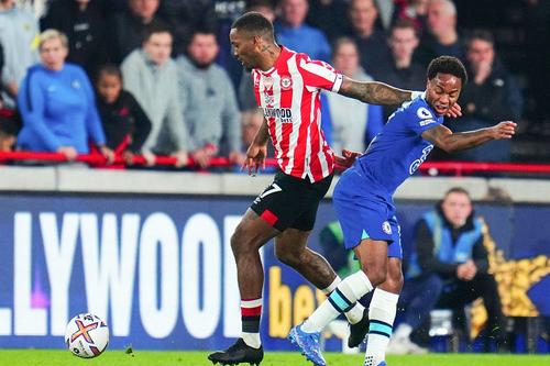 Ivan Toney (stânga), în duel cu Raheem Sterling. Foto: Imago Images