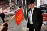 Dumitru Dragomir, conflict violent pe stradă cu protestatarul „Ceaușescu”: „Au dat în mine, nu mai văd cu un ochi!” vs. „M-au înțepat cu șurubelnția, au pus câinele să mă muște”