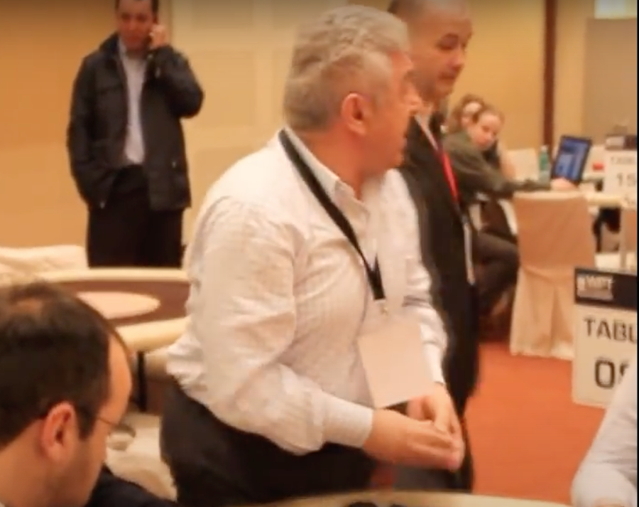 Ioan Becali se ridică furios de la masă, aruncă jetoanele și simulează că-l lovește pe managerul de turneu Drama unui bărbat care a pierdut totul într-un cazinou din București și a rămas cu un măr: „Venea cu Rolls, a jucat la ruletă zeci de milioane de euro. Ajunsese să miroasă. Tragic”