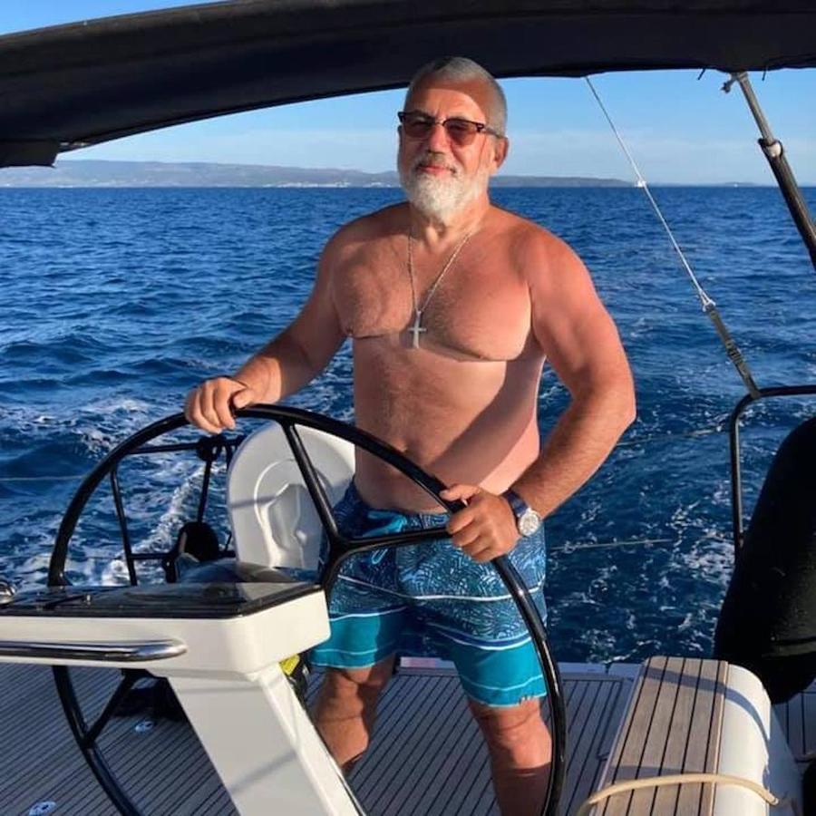 Sorin Constantinescu, în vacanță, pe iaht Drama unui bărbat care a pierdut totul într-un cazinou din București și a rămas cu un măr: „Venea cu Rolls, a jucat la ruletă zeci de milioane de euro. Ajunsese să miroasă. Tragic”