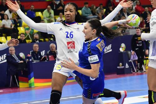 Eliza Buceschi (29 de ani), una dintre cele mai importante jucătoare din lotul României de la Campionatul European de handbal feminin, crede că naționala „tricoloră” trebuie să își schimbe radical stilul de joc. / FOTO: Imago