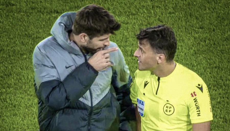 Gerard Pique, scandal cu arbitrul la ultimul meci pentru Barcelona » A fost eliminat în tunel!