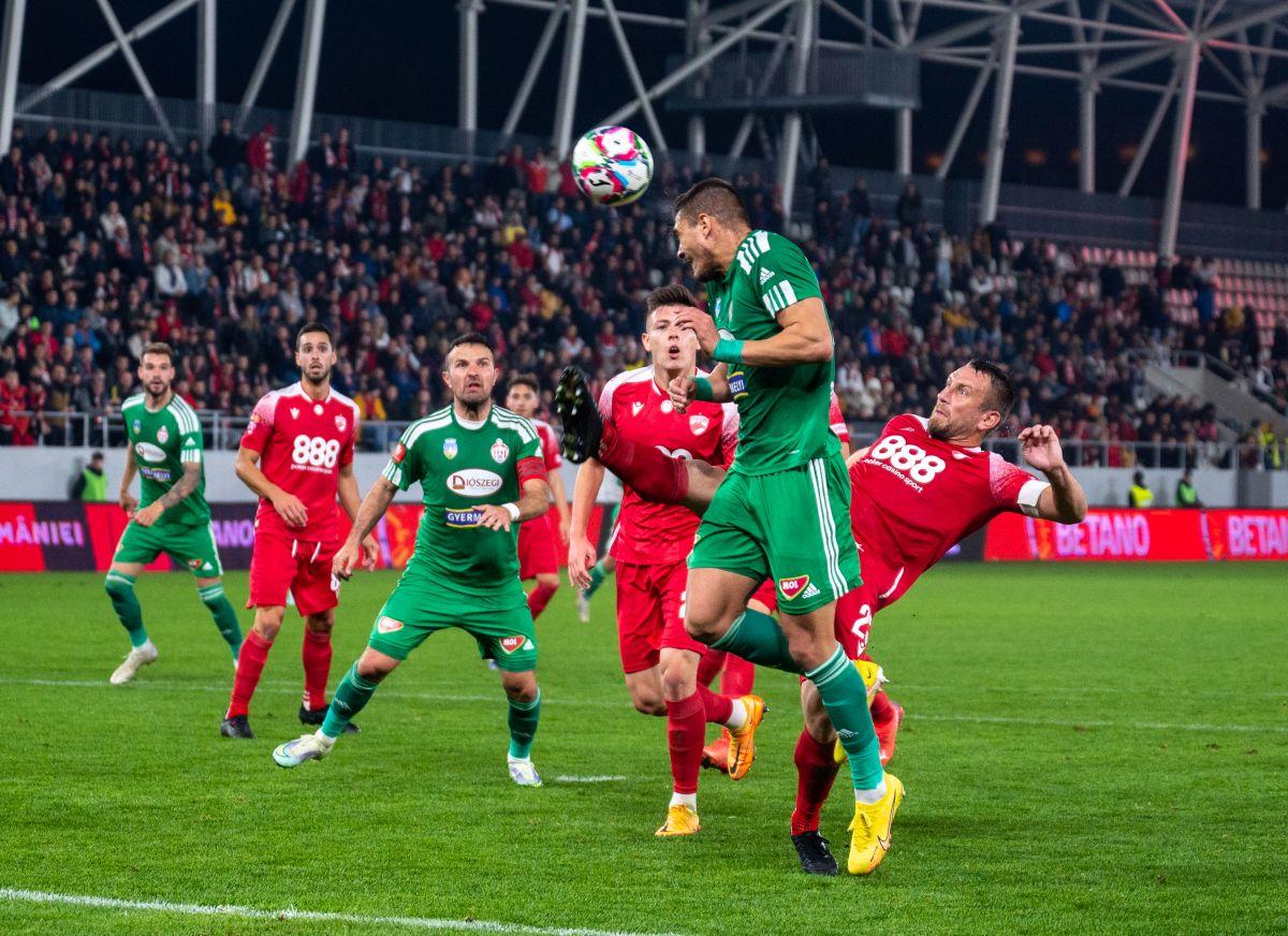 Ultrașii lui Dinamo și-au dat în petic la meciul cu Sepsi » Scandări rasiste și xenofobe + au luat la țintă un adversar